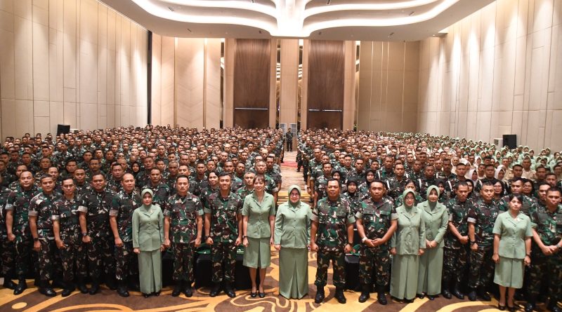 Foto Pangdam V/Brawijaya, Mayjen TNI Farid Makruf, M.A. bersama para prajurit (Foto: Ist/politikamalang)