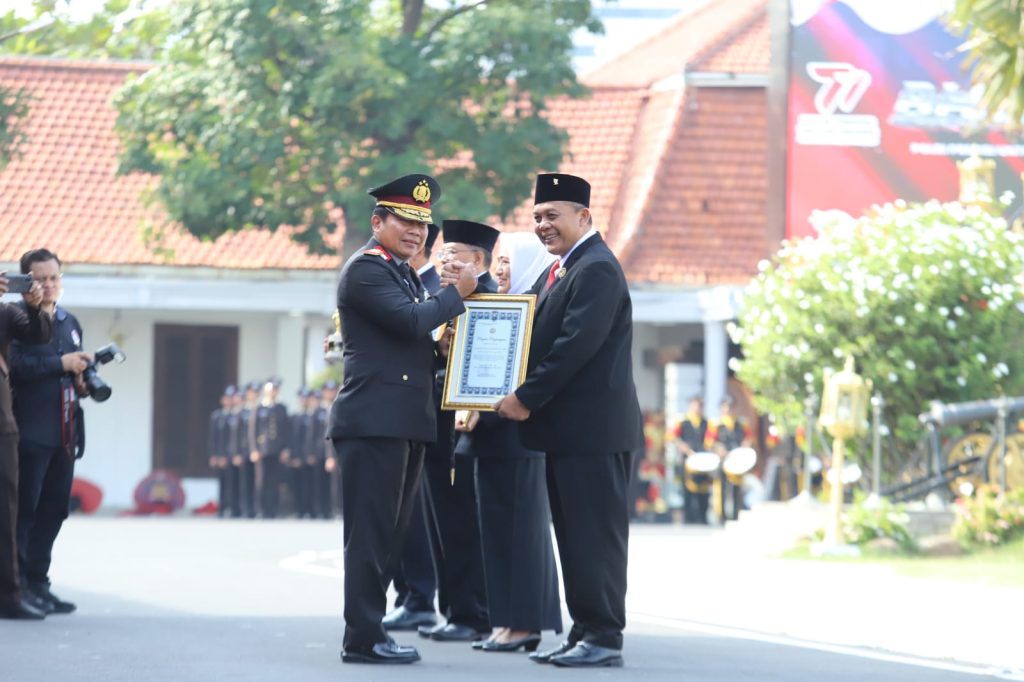 Ketua DPRD Kota Malang, I Made Riandiana Kartika menerima Penghargaan Tanhana Dharma Mangrva dari Polda Jawa Timur. (Foto: Ist/politikamalang)