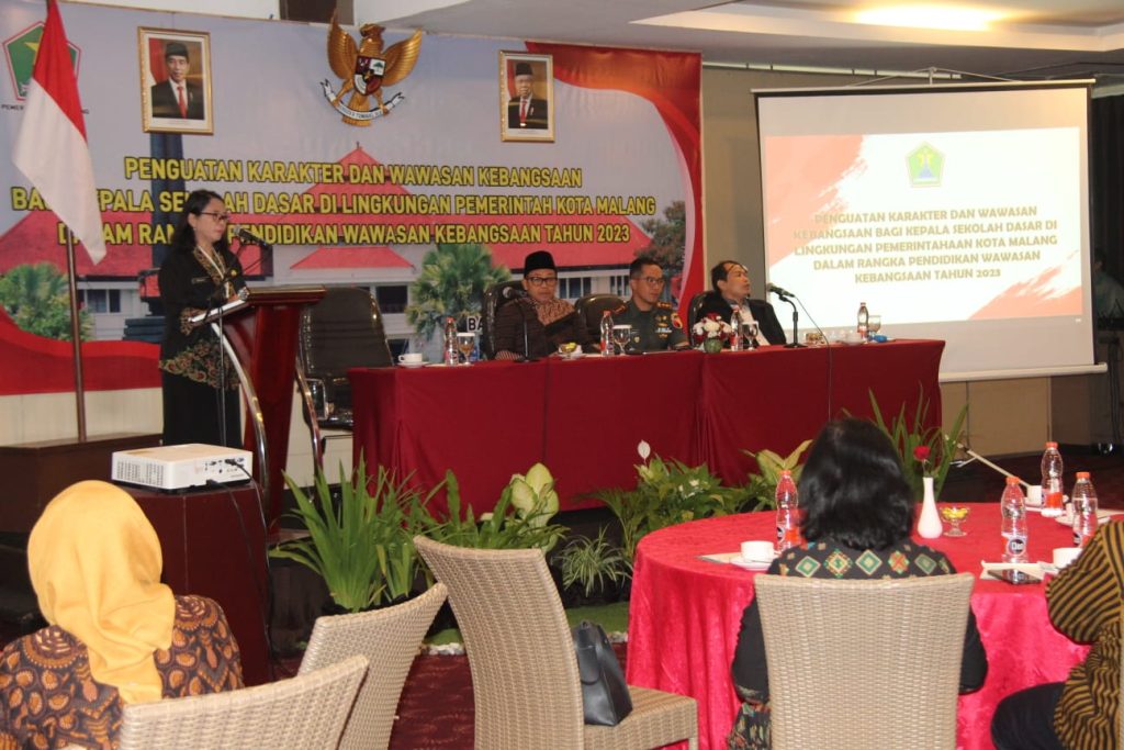 Kepala Bakesbangpol Kota Malang, Dra Rinawati, MM menyampaikan laporan kegiatan. Foto: Ist/ politikamalang)