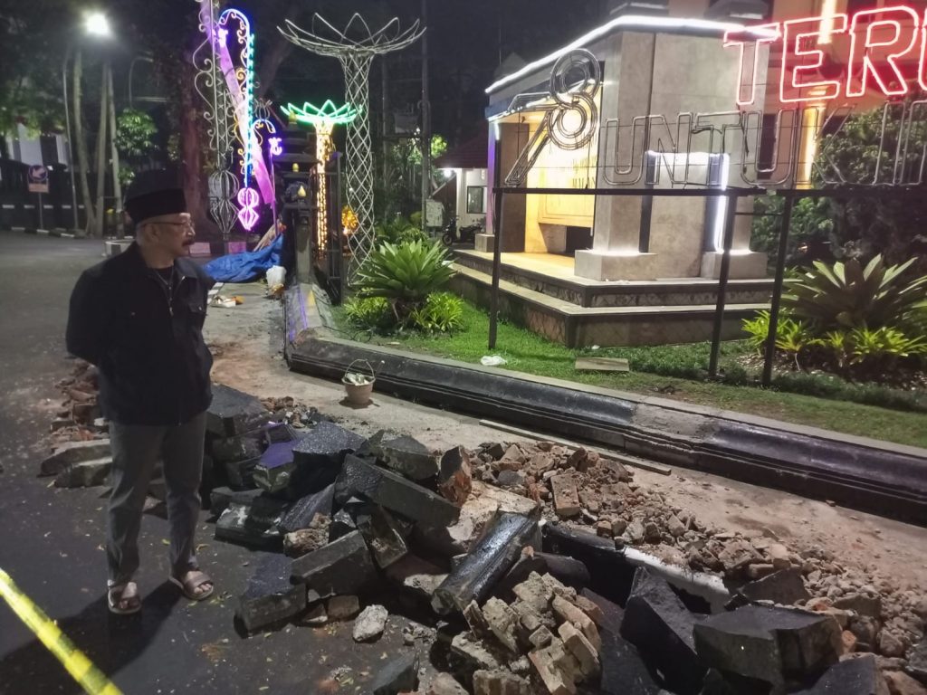 Sekretaris Komisi B, Arief Wahyudi meninjau pembongkaran pagar Balai Kota Malang. (Foto: Ist/reportase malang)