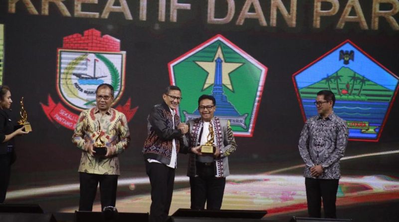 Walikota Malang menerima Penghargaan Apresiasi Daerah Peduli Inovasi Ekraf dan Pariwisata. (Foto:Ist/reportasemalang)