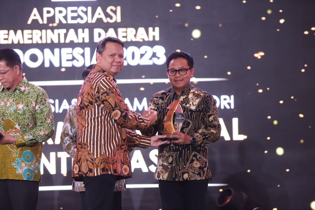 Walikota Malang Terima penghargaan APDI. (Foto: Ist/politikamalang)
