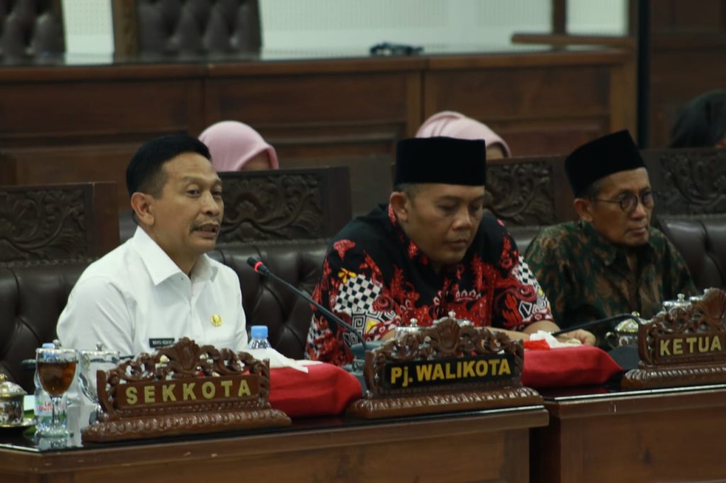 Pj Wali Kota Malang, Wahyu Hidayat memaparkan sejumlah isu strategis. (Foto:Ist/politikamalang)
