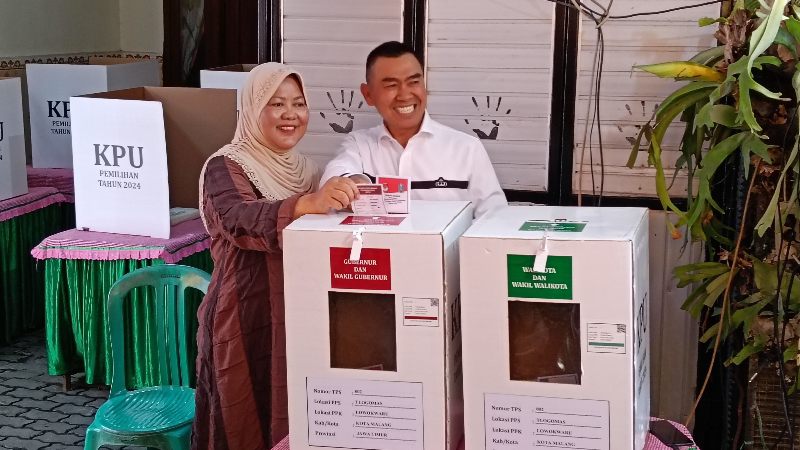 Abah Anton melakukan pencoblosan