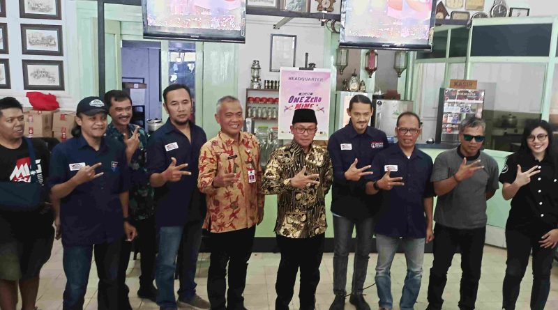 Wali Kota Malang Sutiaji bersama panitia penyelenggara Malang 109. (Foto: Agus N /Politikamalang)