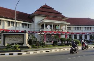 Tampilan Balai Kota Malang usai pacar dibongkar. (Foto:Ist/politikamalang)