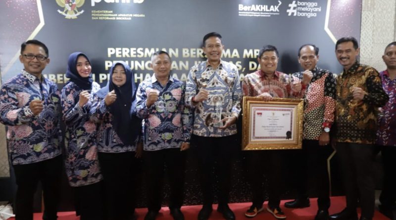 Pemkot Malang Raih Penghargaan Pelayanan Publik 2023. (Foto: Ist/politikamalang)