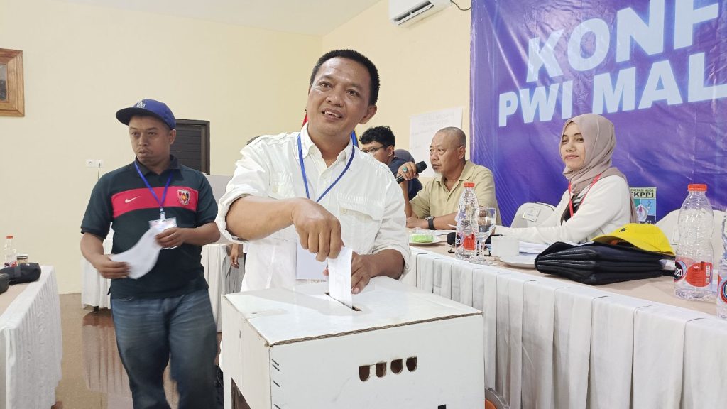 Cahyono menyampaikan hak suaranya dalam Konferensi PWI Malang Raya. (Foto: Agus N/politikamalang)