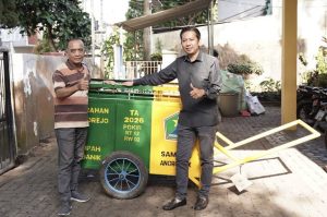 Sam Anas Salurkan Pokir Gerobak Sampah hingga Tenda Kerucut di Kelurahan Mulyorejo